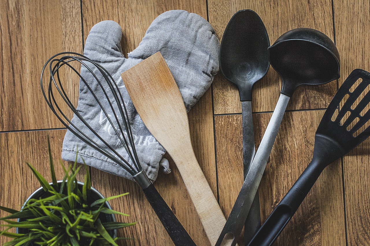The 8 Best Kitchen Essentials for Your First Apartment: Kitchen Checklist  For New Homes 