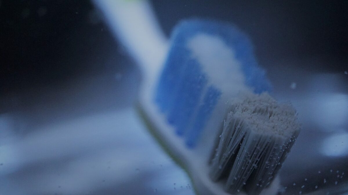 toothbrush, toothbrush head, water glass-4921289.jpg,5 Best Water Flosser for Sensitive Teeth and Gums